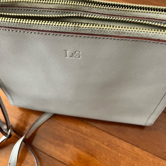 Lo & Sons Pearl crossbody in light grey *SMALL TEAR IN BAG* - Picture 6 of 10